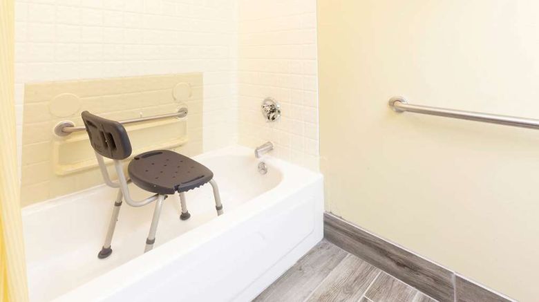 <b>Days Inn Milan/Cedar Point South Room</b>. Images powered by <a href="https://iceportal.shijigroup.com/" title="IcePortal" target="_blank">IcePortal</a>.
