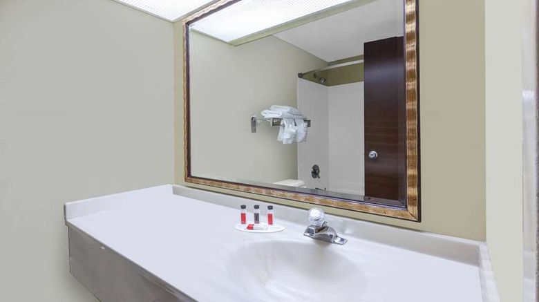 <b>Days Inn Milan/Cedar Point South Room</b>. Images powered by <a href="https://iceportal.shijigroup.com/" title="IcePortal" target="_blank">IcePortal</a>.