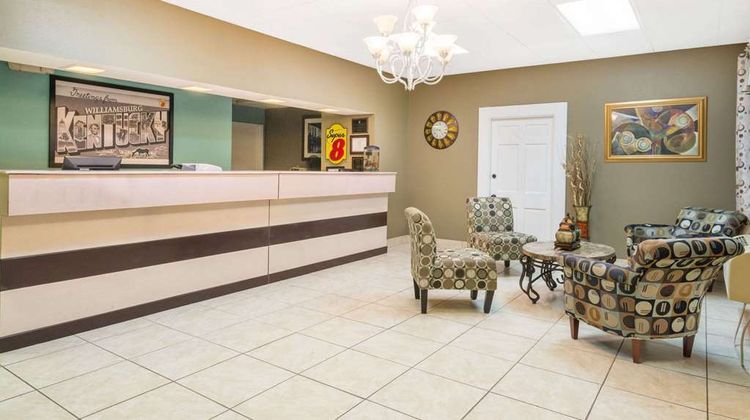 Super 8 Williamsburg Lobby