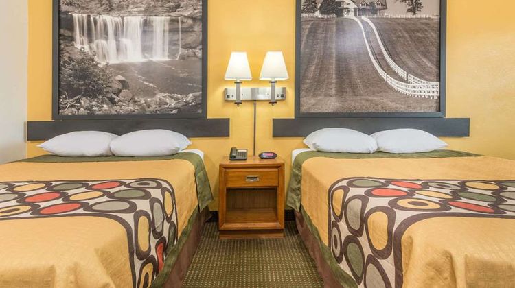 Super 8 Williamsburg Room
