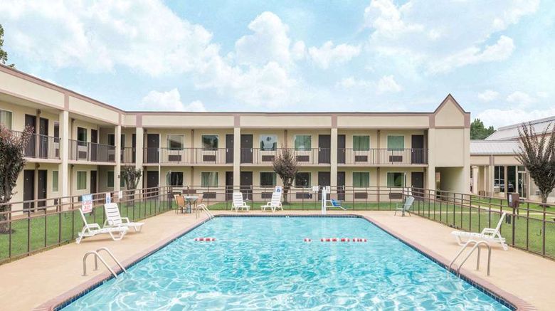 <b>Super 8 Williamsburg Pool</b>. Images powered by <a href="https://iceportal.shijigroup.com/" title="IcePortal" target="_blank">IcePortal</a>.