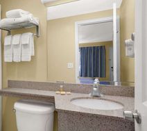 Days Inn Middletown Room