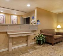 Days Inn by Wyndham Lathrop Lobby
