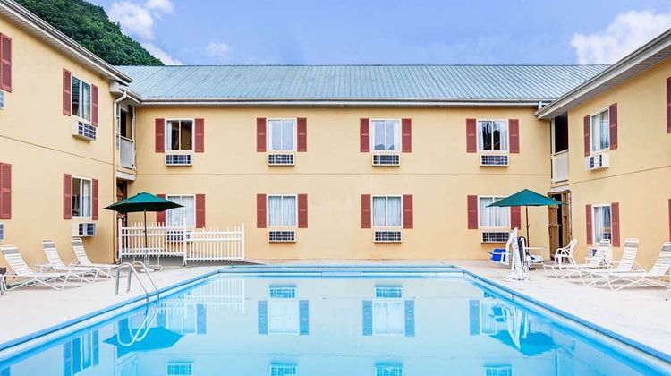 Days Inn & Suites Downtown Pool