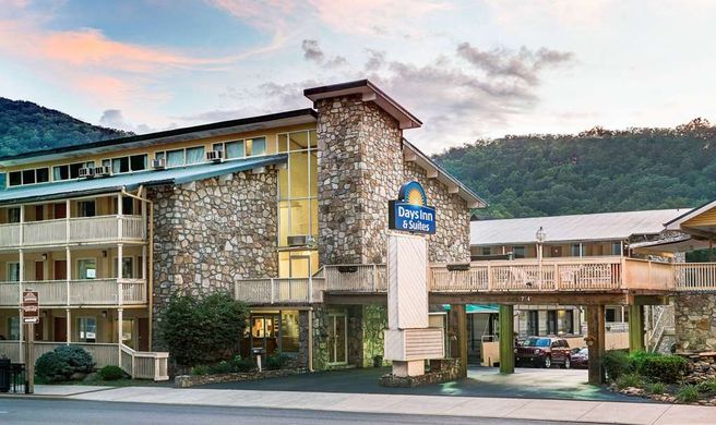 Days Inn & Suites Downtown Exterior