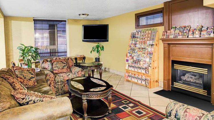 Days Inn & Suites Downtown Lobby