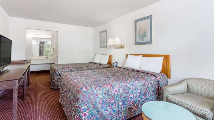 Days Inn Greensboro Airport Room