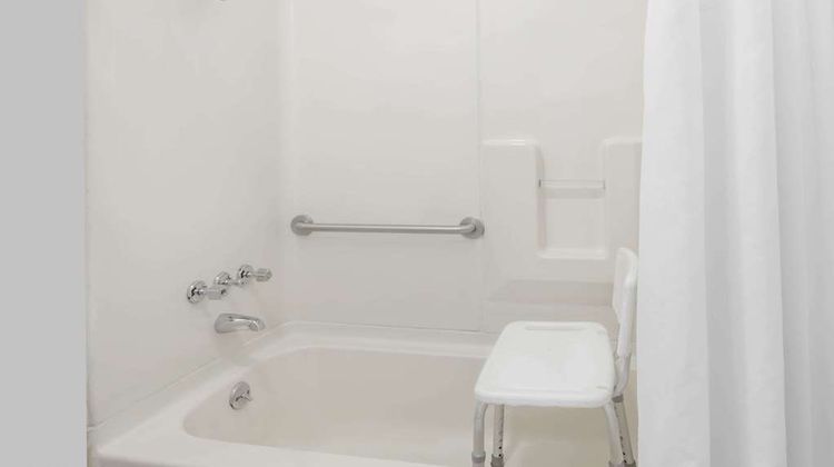 Days Inn Greensboro Airport Room