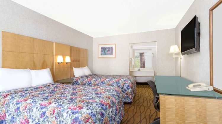 Days Inn Greensboro Airport Room