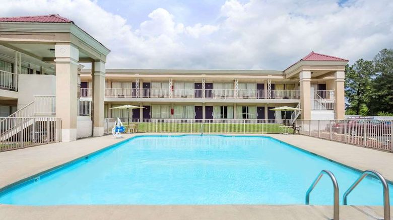 <b>Days Inn Greensboro Airport Pool</b>. Images powered by <a href="https://iceportal.shijigroup.com/" title="IcePortal" target="_blank">IcePortal</a>.