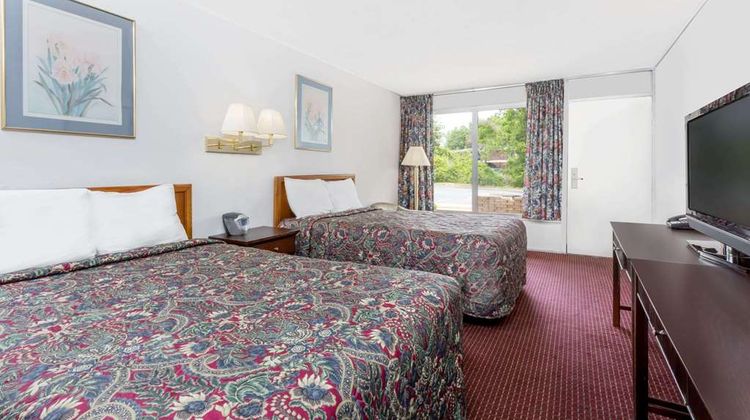 Days Inn Greensboro Airport Room