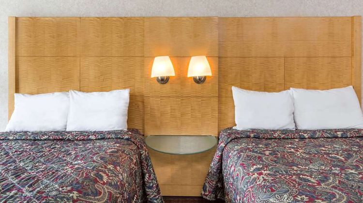 Days Inn Greensboro Airport Room