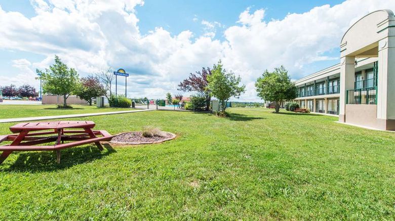 <b>Days Inn Elizabethtown Exterior</b>. Images powered by <a href="https://iceportal.shijigroup.com/" title="IcePortal" target="_blank">IcePortal</a>.