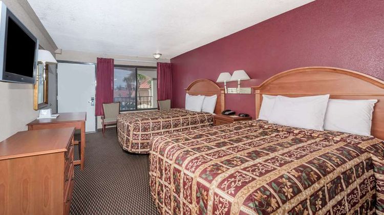 Days Inn Splashtown/ATT Center Room
