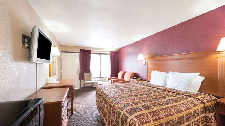 Days Inn Splashtown/ATT Center Room