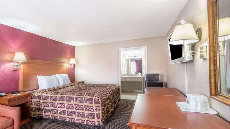 Days Inn Splashtown/ATT Center Room