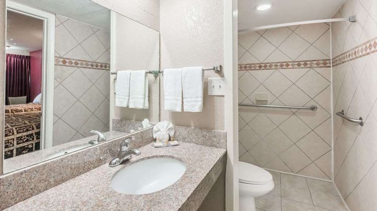 Days Inn Splashtown/ATT Center Room