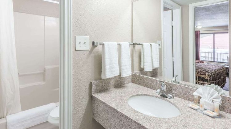 Days Inn Splashtown/ATT Center Room