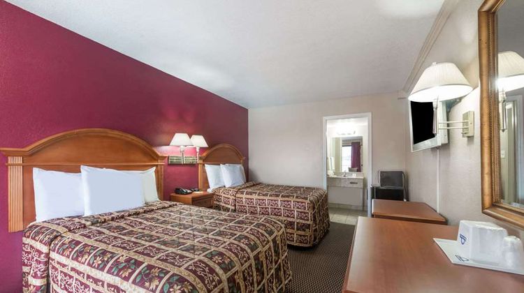 Days Inn Splashtown/ATT Center Room