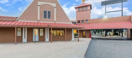 Days Inn Splashtown/ATT Center Exterior