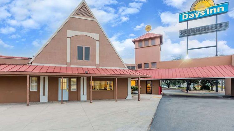 Days Inn Splashtown/ATT Center Exterior