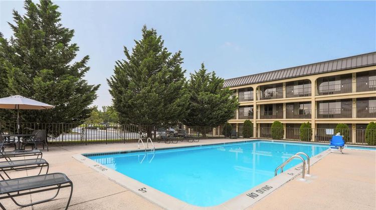 Days Inn by Wyndham Newark Wilmington Pool