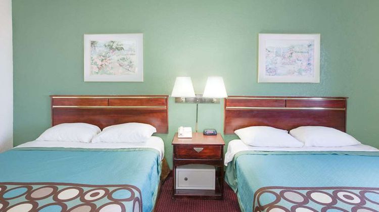 Super 8 Kennett Room