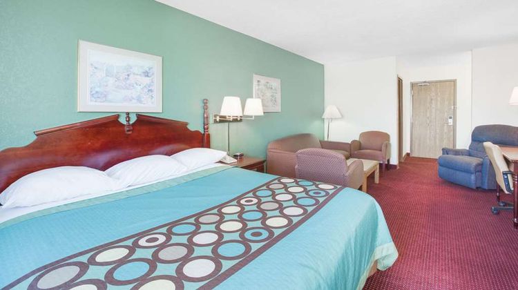 Super 8 Kennett Room
