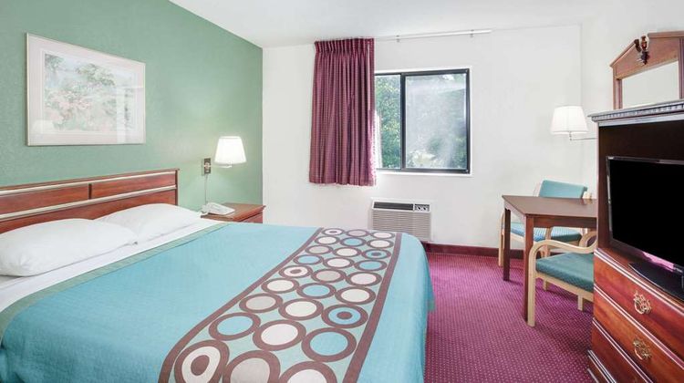 Super 8 Kennett Room