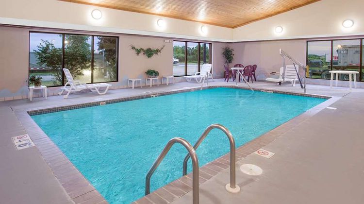 Days Inn Madison Northeast Pool