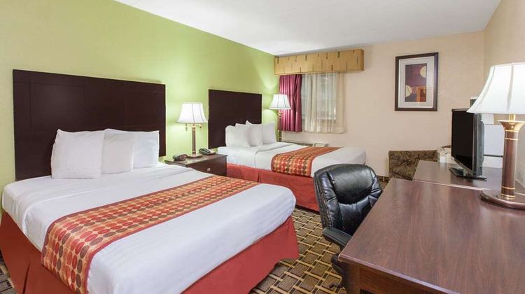 Days Inn & Suites Madison Heights MI Room