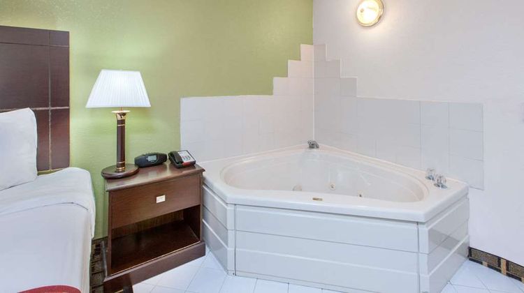 Days Inn & Suites Madison Heights MI Suite
