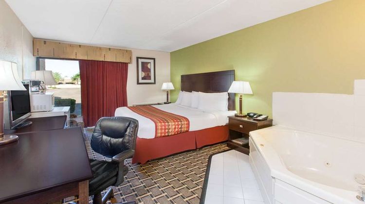 Days Inn & Suites Madison Heights MI Suite