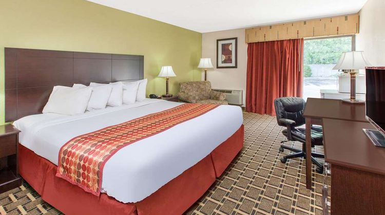 Days Inn & Suites Madison Heights MI Room