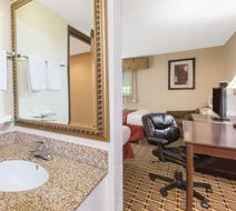 Days Inn & Suites Madison Heights MI Room