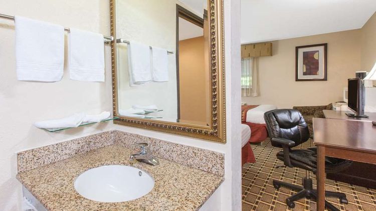 Days Inn & Suites Madison Heights MI Room