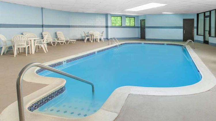 Days Inn & Suites Madison Heights MI Pool