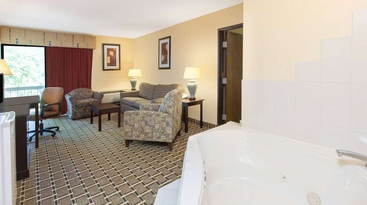 Days Inn & Suites Madison Heights MI Suite