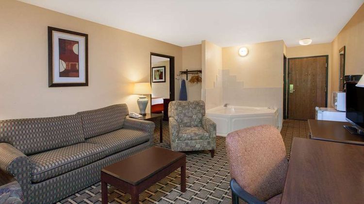 Days Inn & Suites Madison Heights MI Suite