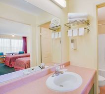Days Inn Newport Room