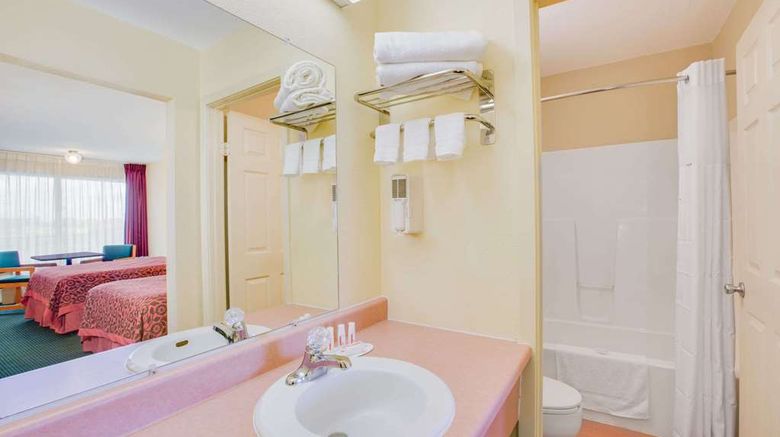 <b>Days Inn Newport Room</b>. Images powered by <a href="https://iceportal.shijigroup.com/" title="IcePortal" target="_blank">IcePortal</a>.