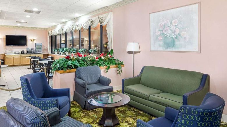 <b>Days Inn Walterboro Lobby</b>. Images powered by <a href="https://iceportal.shijigroup.com/" title="IcePortal" target="_blank">IcePortal</a>.