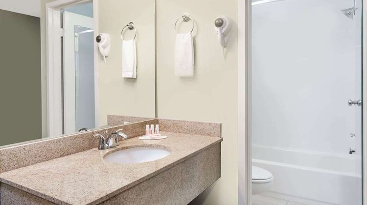 Days Inn Windsor Locks Bradley Intl Arpt Room