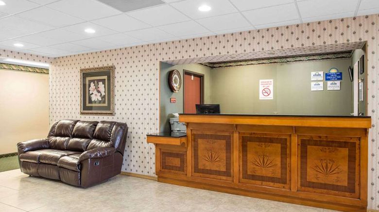 <b>Days Inn Sullivan Lobby</b>. Images powered by <a href="https://iceportal.shijigroup.com/" title="IcePortal" target="_blank">IcePortal</a>.