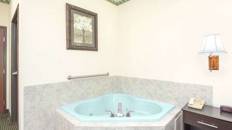Days Inn Sullivan Suite