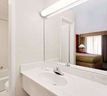 Days Inn by Wyndham Fort Walton Beach Room