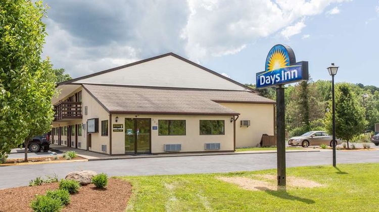 Days Inn Athens OH Exterior