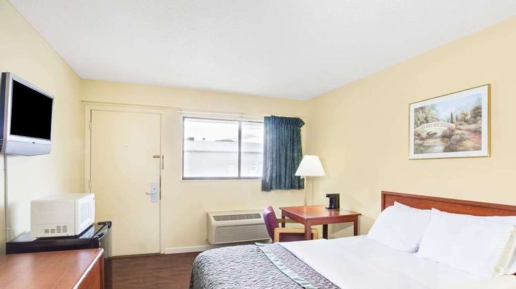 Days Inn Athens OH Room