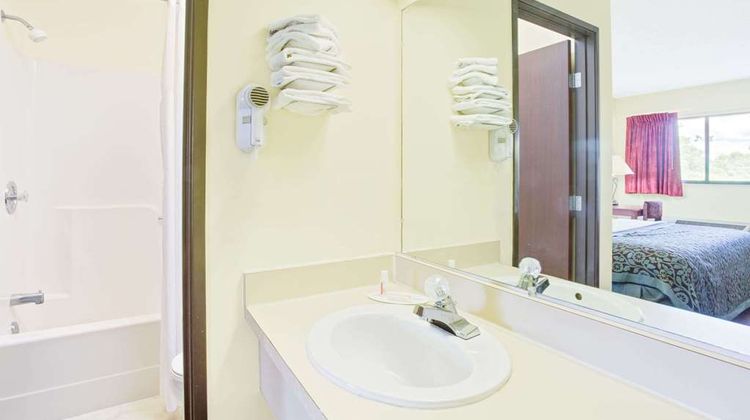 Days Inn Athens OH Room
