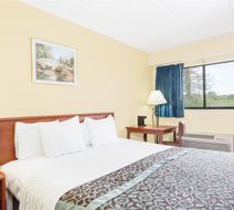 Days Inn Athens OH Room